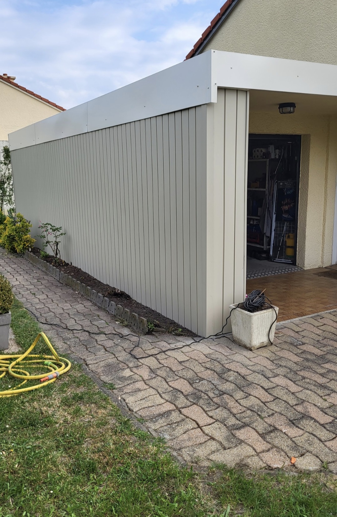 Réalisation chantier de peinture bâtiment avec échafaudage en Auvergne